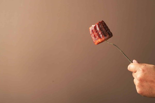 Quelle est la technique pour des cannelés bordelais avec une croûte caramélisée et un intérieur moelleux ?