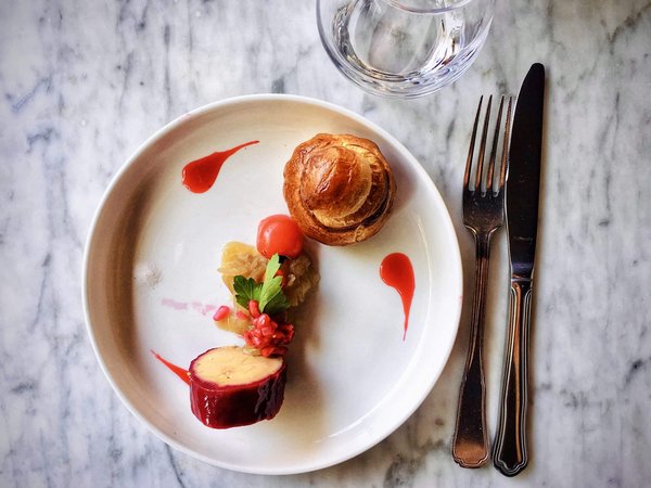 Comment préparer un poulet rôti farci aux herbes et au citron confit ?