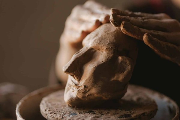 Quelles sont les stratégies pour présenter des plats visuellement époustouflants en utilisant la sculpture sur fruits?