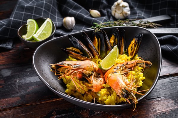 Quelles sont les astuces pour une paella aux fruits de mer et chorizo avec un riz parfaitement croustillant ?